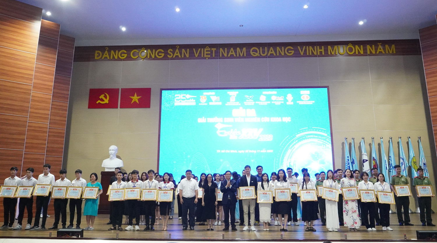 Hào quang truyền thống: Khai thác chất liệu dân gian trong 